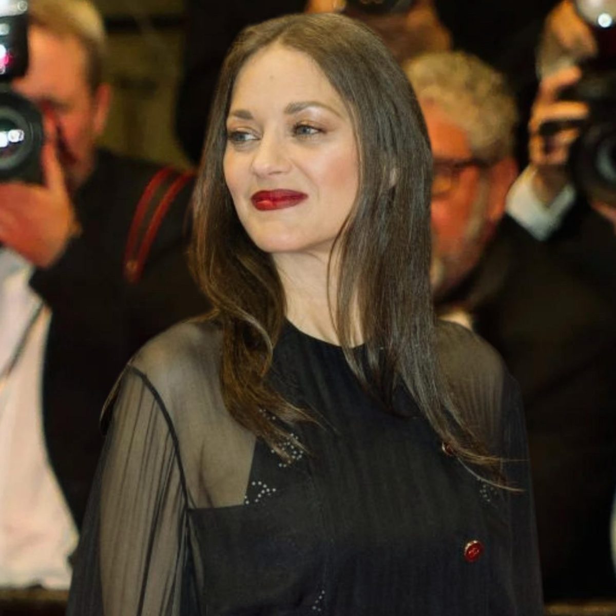 H Μαριόν Κοτιγιάρ εμφανίζεται στις Κάννες με παριζιάνικο μίνι φόρεμα που κόβει την ανάσα!