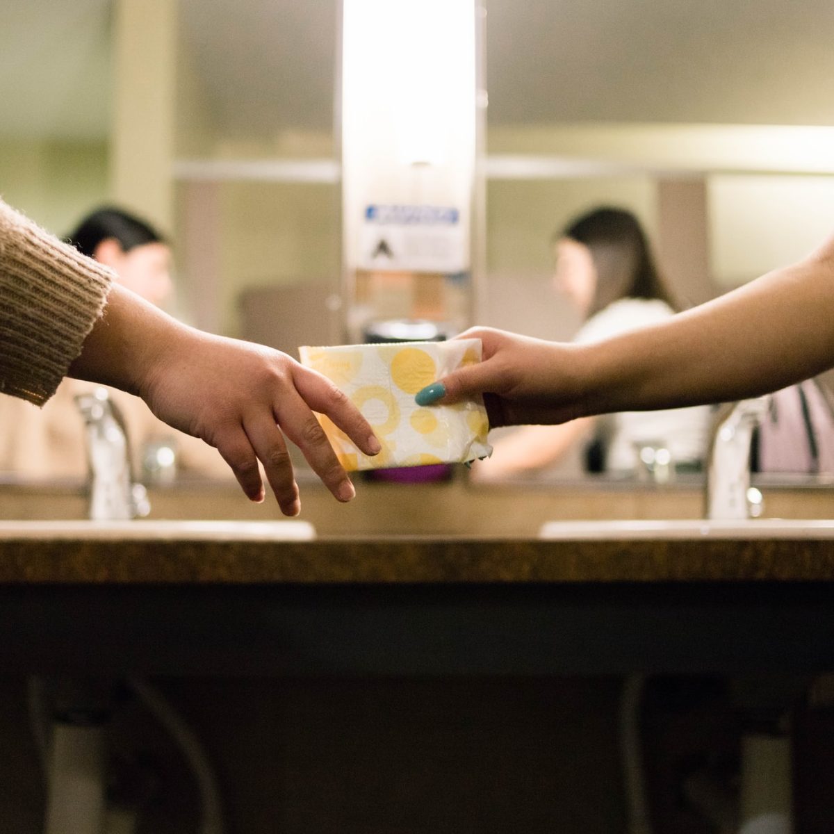 Iσπανία: Eγκαινιάζει νέα εποχή με δωρεάν σερβιέτες στα σχολεία και άδεια περιόδου!