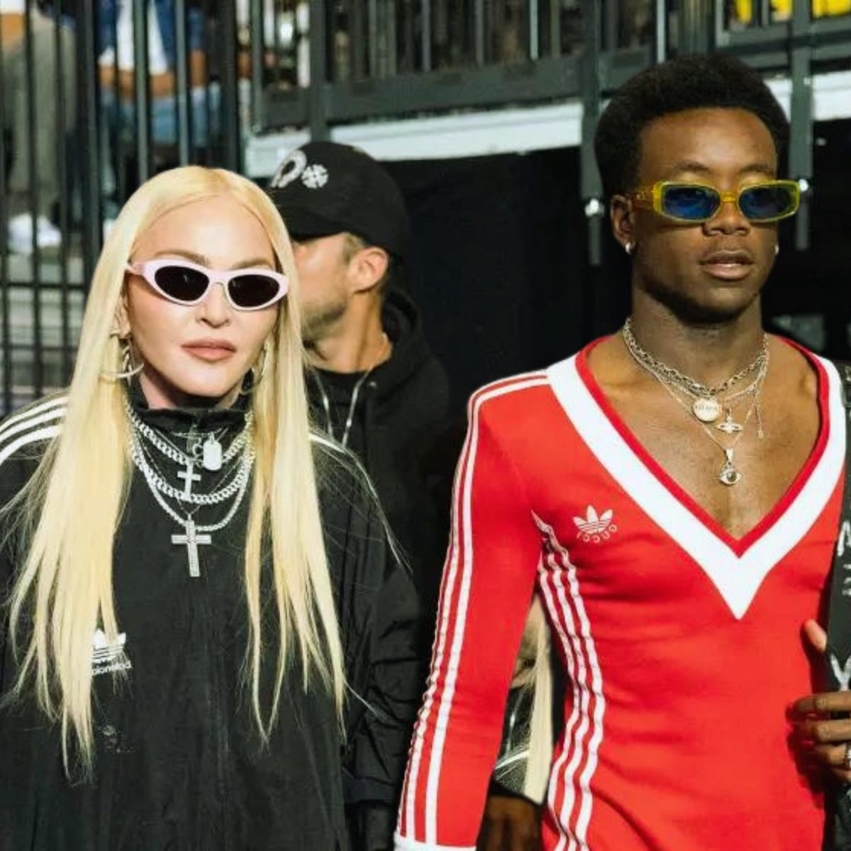 O γιος της Madonna εμφανίστηκε με κόκκινο φόρεμα σε αγώνα του box – Συνοδευόταν από την τραγουδίστρια