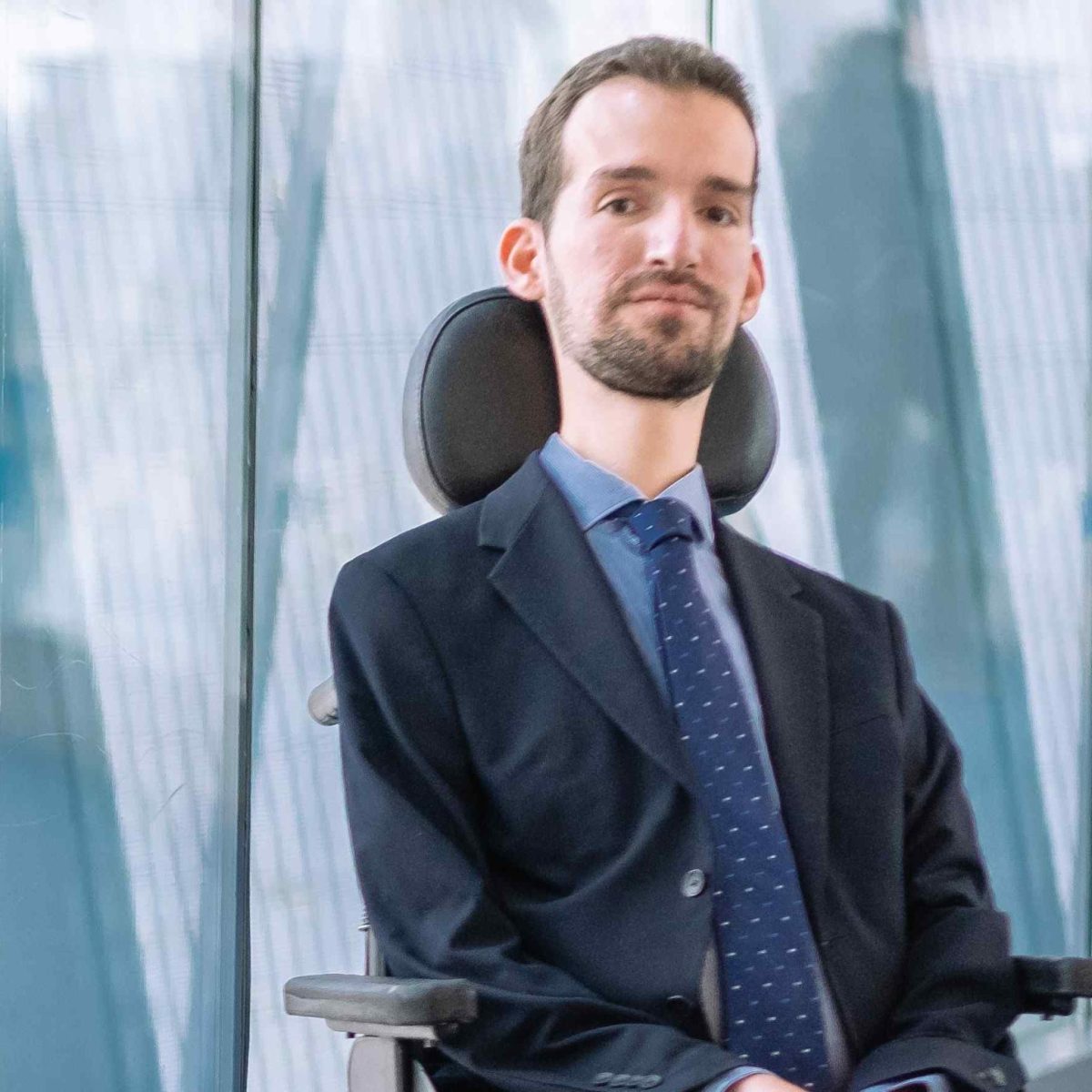 Στέλιος Κυμπουρόπουλος: “Η αναπηρία είναι αποτέλεσμα του πως έχει δομηθεί η κοινωνία”