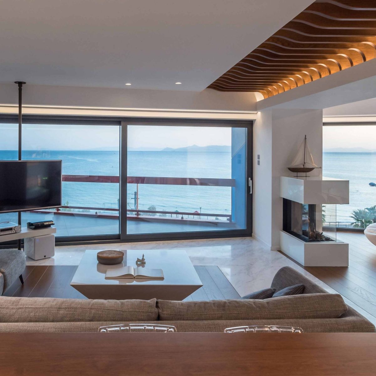 Αυτό το διαμέρισμα στο Παλαιό Φάληρο έχει κεντρικό άξονα που θυμίζει σκαρί πλοίου!