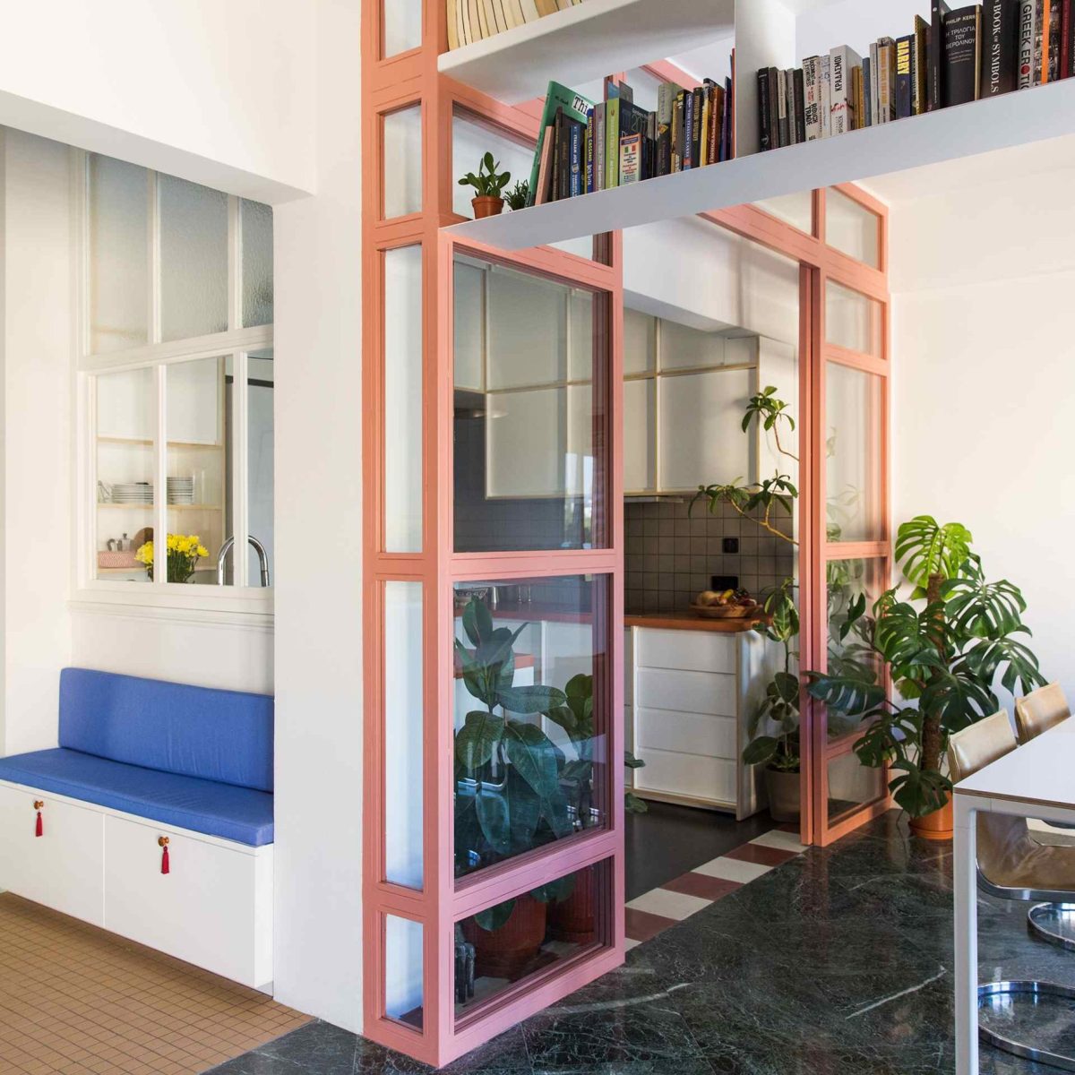 Ένα διαμέρισμα στο Κολωνάκι έχει ασυνήθιστη εσωτερική δομή που επιτρέπει την άνεση!