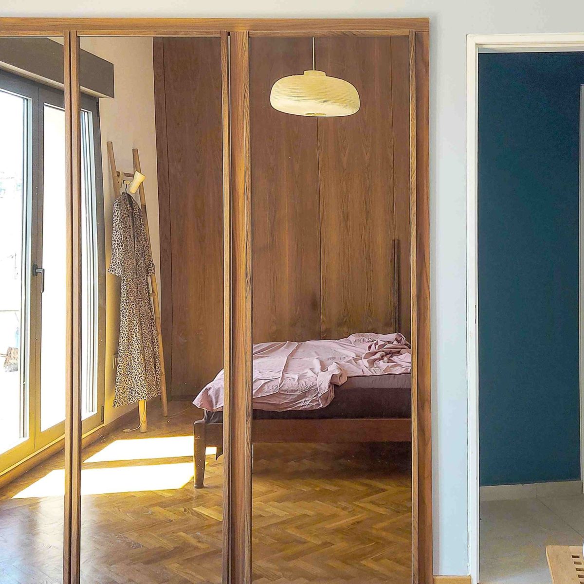 H ανακαίνιση ενός ρετιρέ στην πλατεία Μαβίλη διατήρησε τις επιρροές από τη δεκαετία του ’60