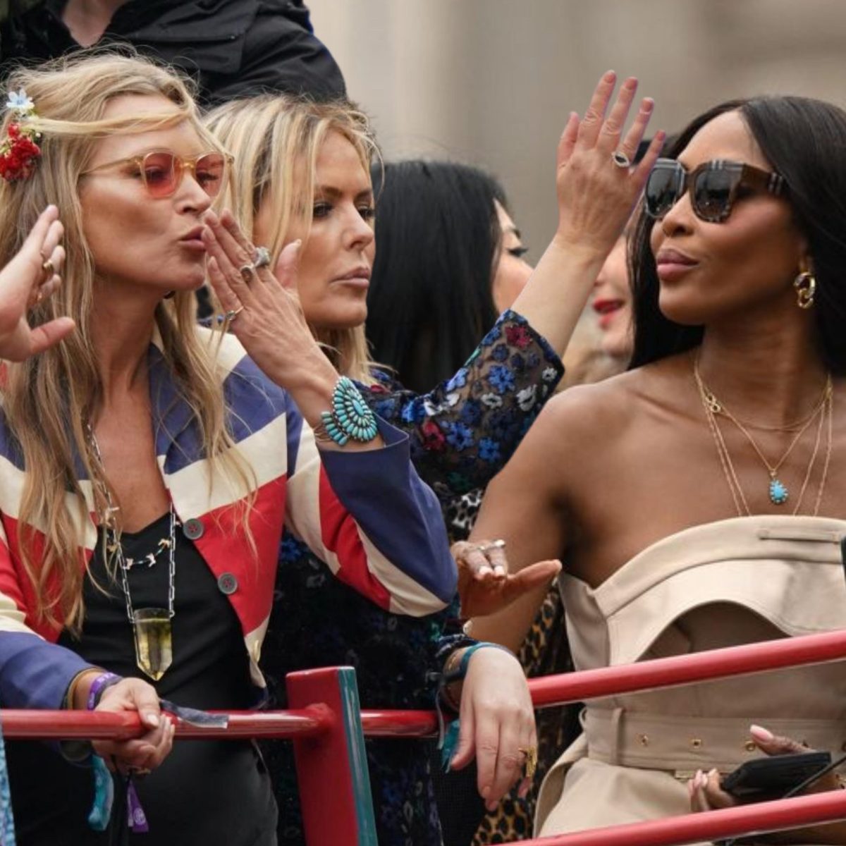 H Kate Moss παρέλασε σε λεωφορείο κατάμεστο με stars για χάρη της βασίλισσας Ελισάβετ!