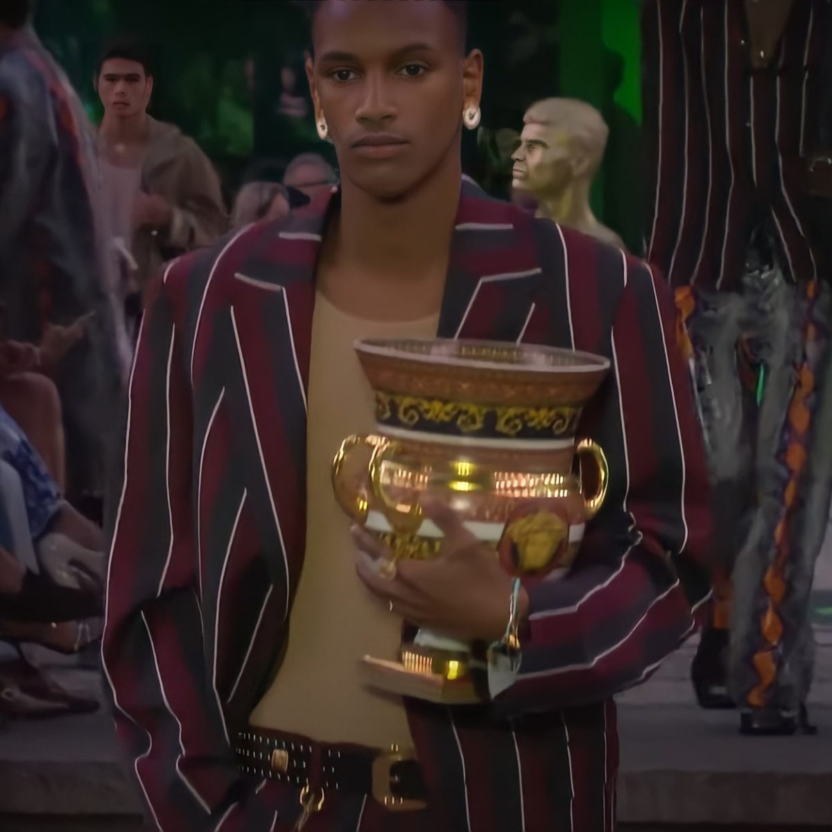 Η Versace λέει πως είναι στιλάτο να κυκλοφορούμε στο δρόμο με βάζα στα χέρια (ή μήπως όχι;)