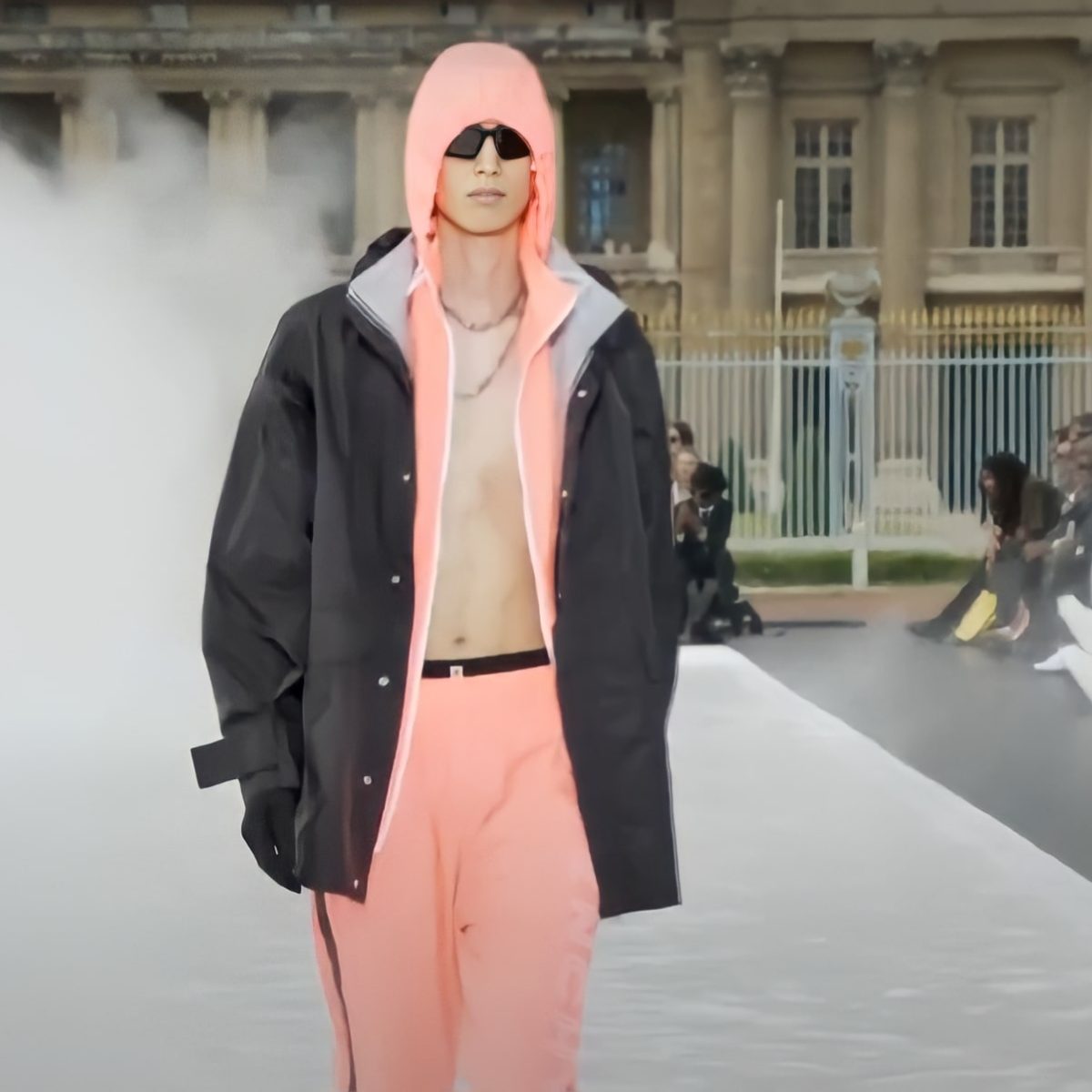 Πάνω στο νερό περπάτησαν τα μοντέλα στην πασαρέλα της Givenchy στο Παρίσι…!