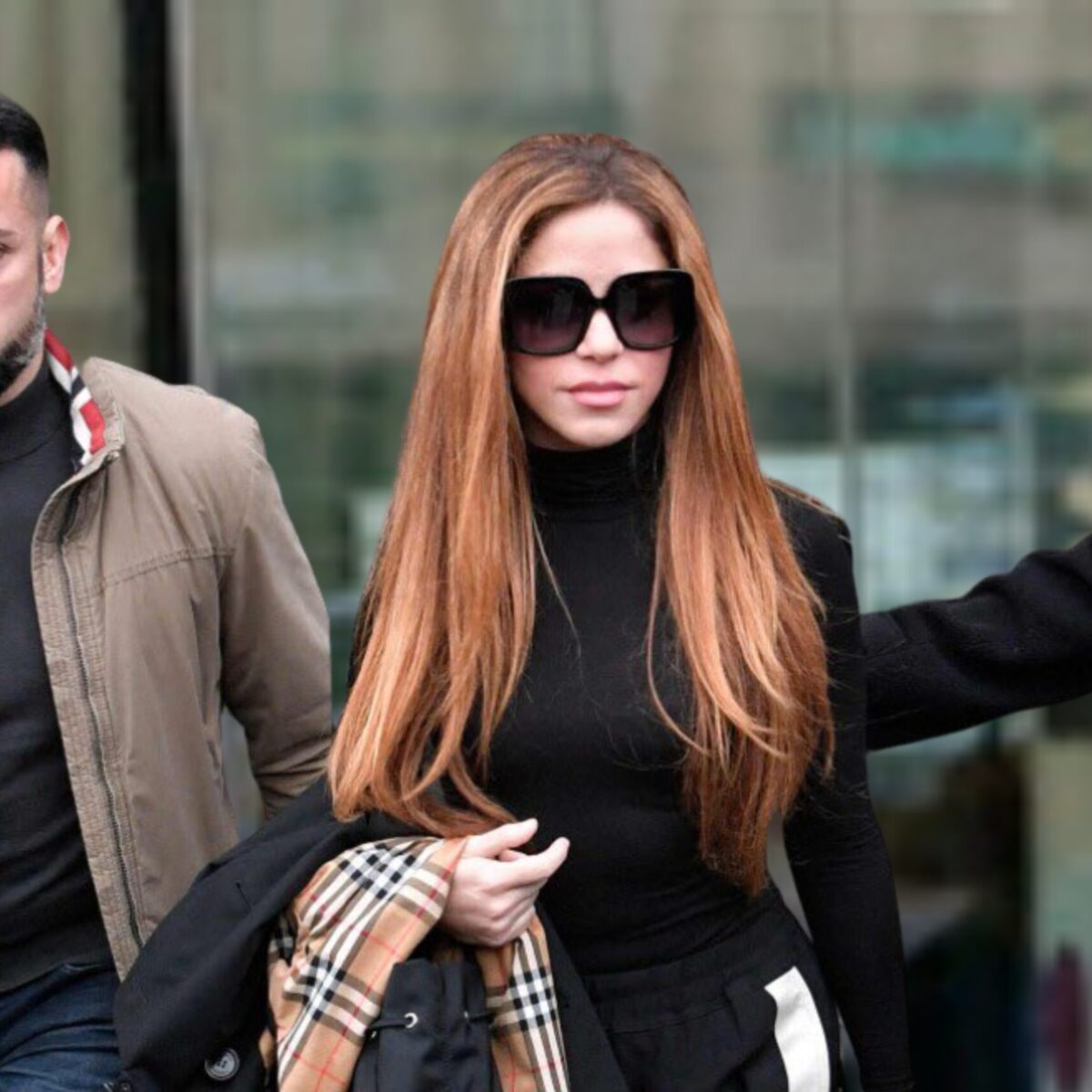 Σακίρα: Πήγε στο δικαστήριο με τσαντάκι Balenciaga (που έμοιαζε με κουβά) και πήρε “ποινή” από τους fashionistas!