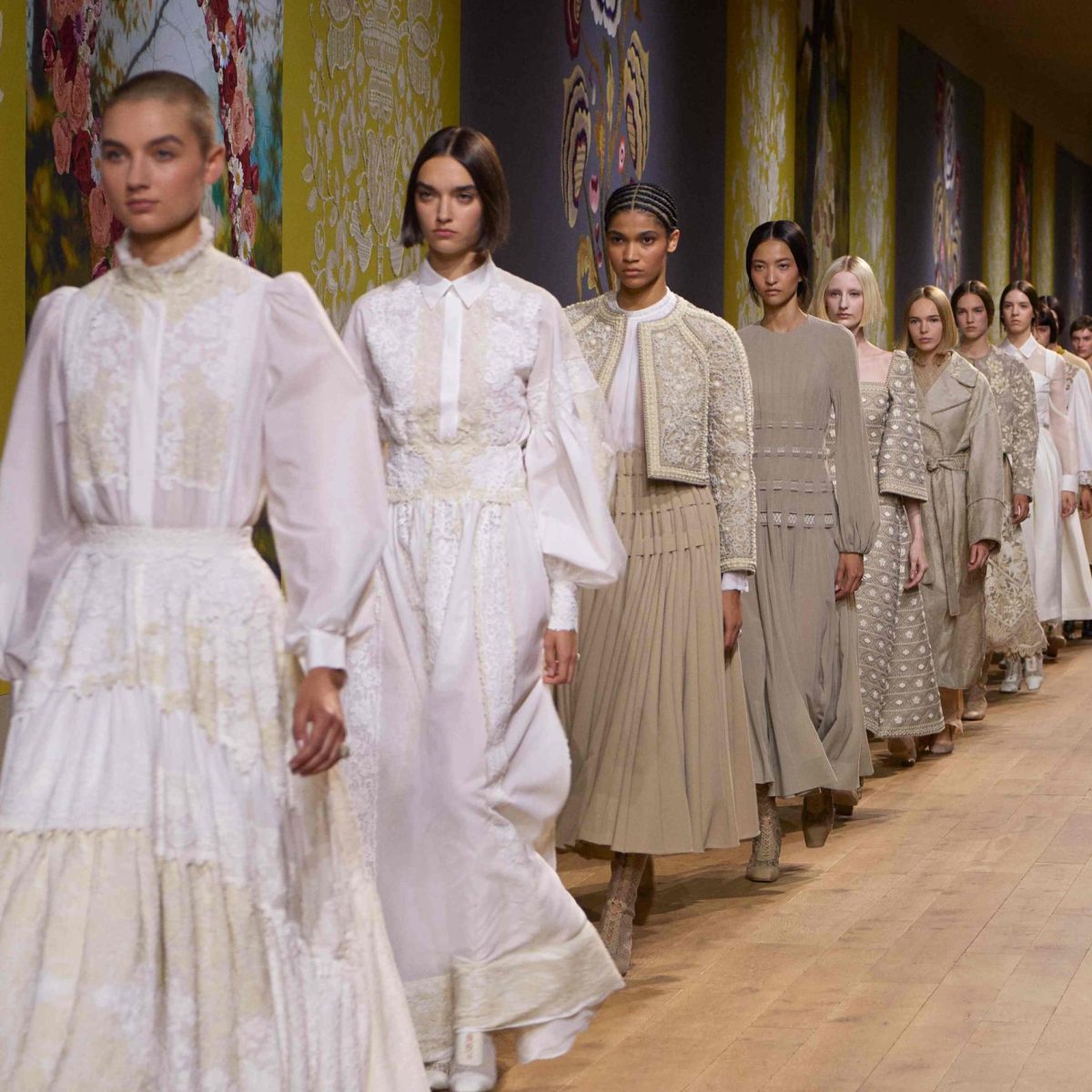 Το Δέντρο της Ζωής κυριάρχησε πάνω στα ρούχα της νέας κολεξιόν Dior, που συνδύαζε το μοντέρνο με το παραδοσιακό!