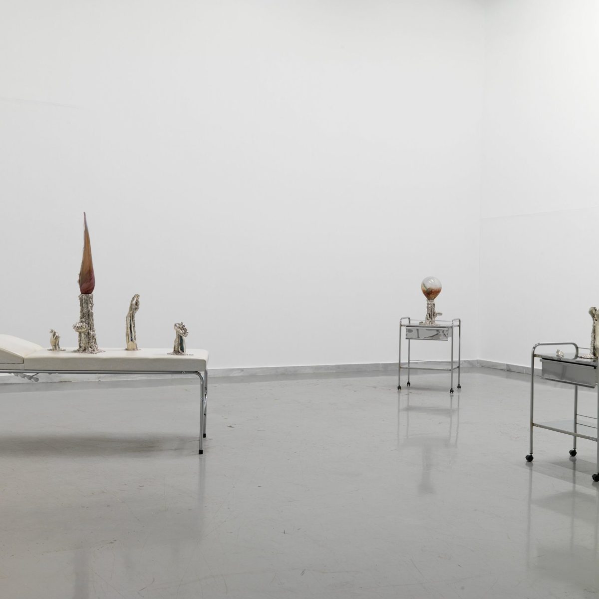 Αυτή η έκθεση στις Σπέτσες παρουσιάζει τρεις ιστορίες βασισμένες σε τοπικές αφηγήσεις