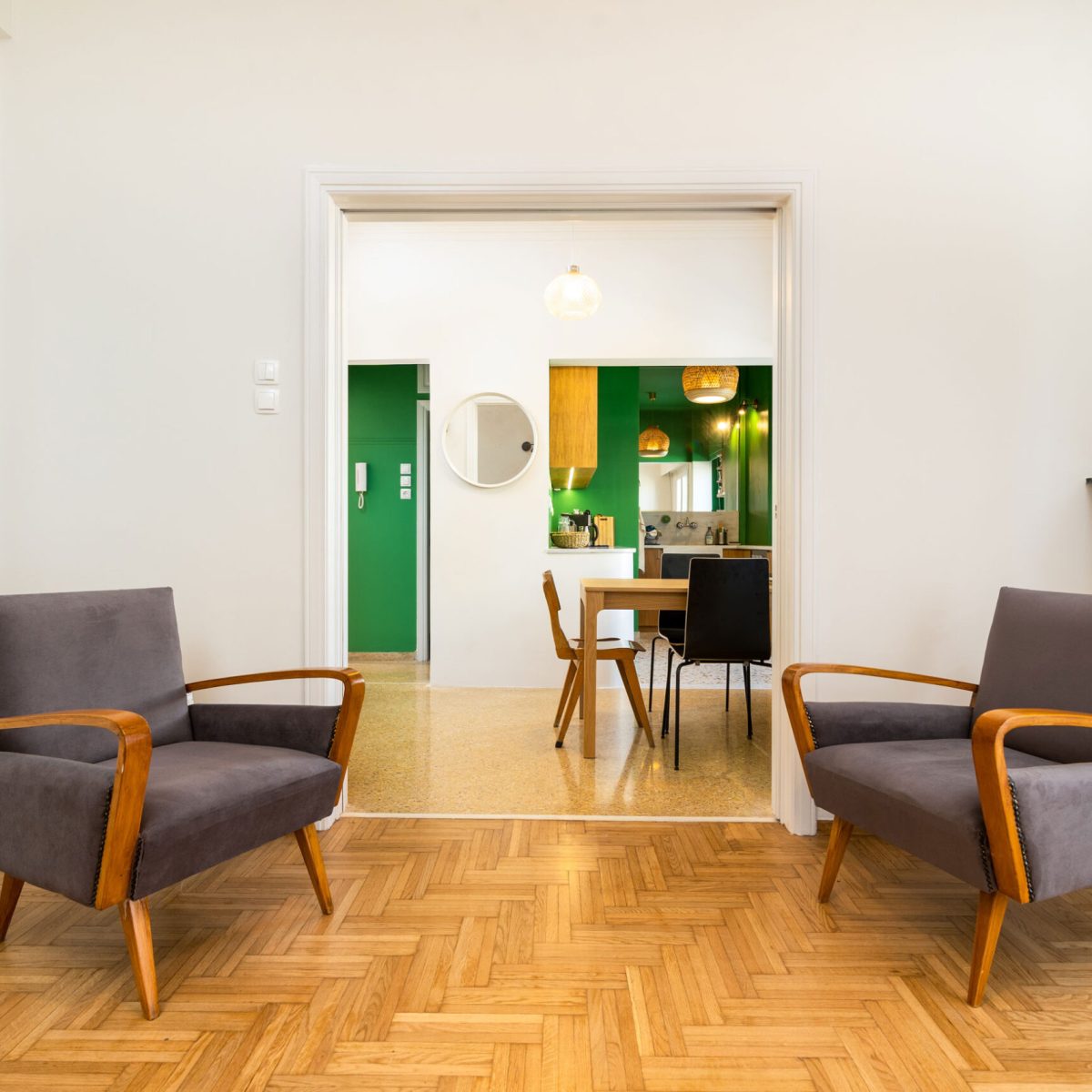 Ένα διαμέρισμα στην Κυψέλη έχει “ζωντανούς” χρωματικούς συνδυασμούς που θυμίζουν 60’s!