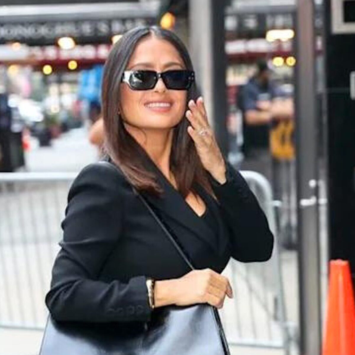 Η Σάλμα Χάγιεκ πήγε με σκισμένη Balenciaga φούστα σε πρωϊνάδικο