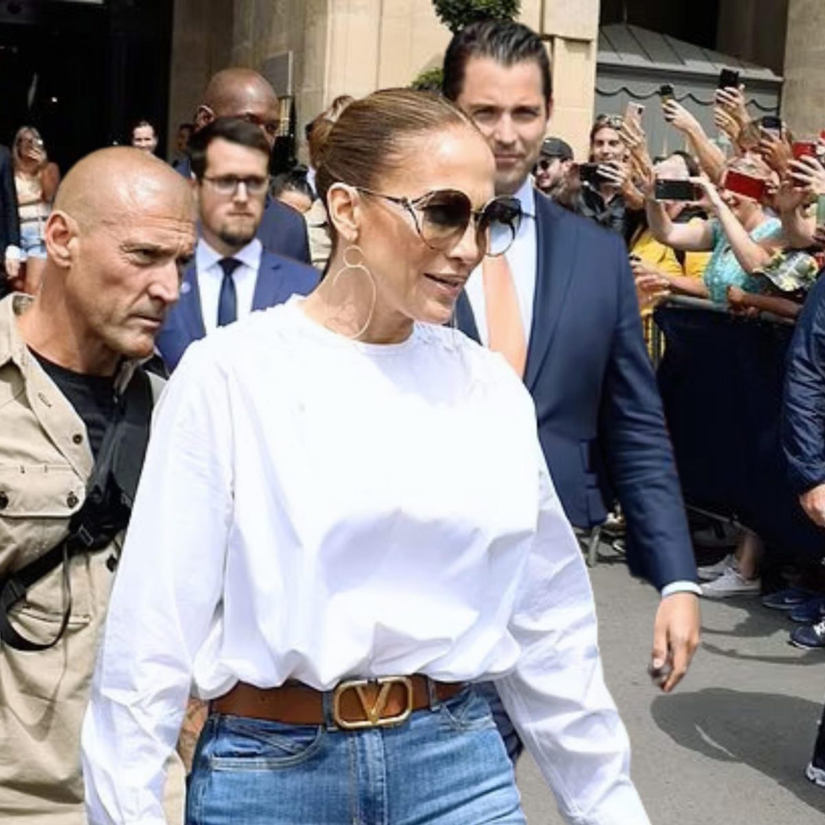 Η Τζένιφερ Λόπεζ γνώρισε την αποθέωση μαζί με τα δίδυμα της έξω από χλιδάτο ξενοδοχείο!