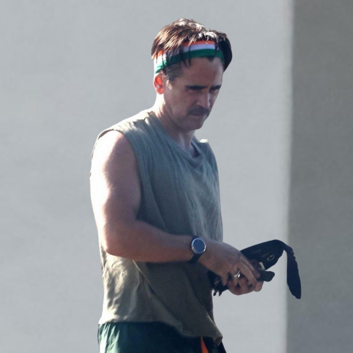 Υπερβολικά αλλαγμένο κατέγραψε τον Κόλιν Φάρελ η κάμερα των παπαράτσι έξω από σούπερ-μάρκετ!