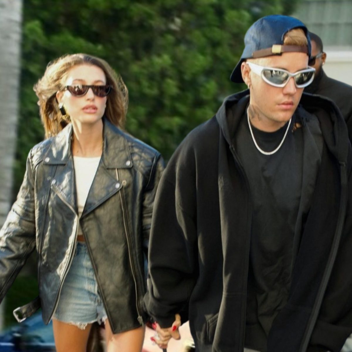 Kάμερα “συνέλαβε” τον Τζάστιν Μπίμπερ να βγαίνει από μυστικιστική εκκλησία – Φορούσε Balenciaga φόρμα