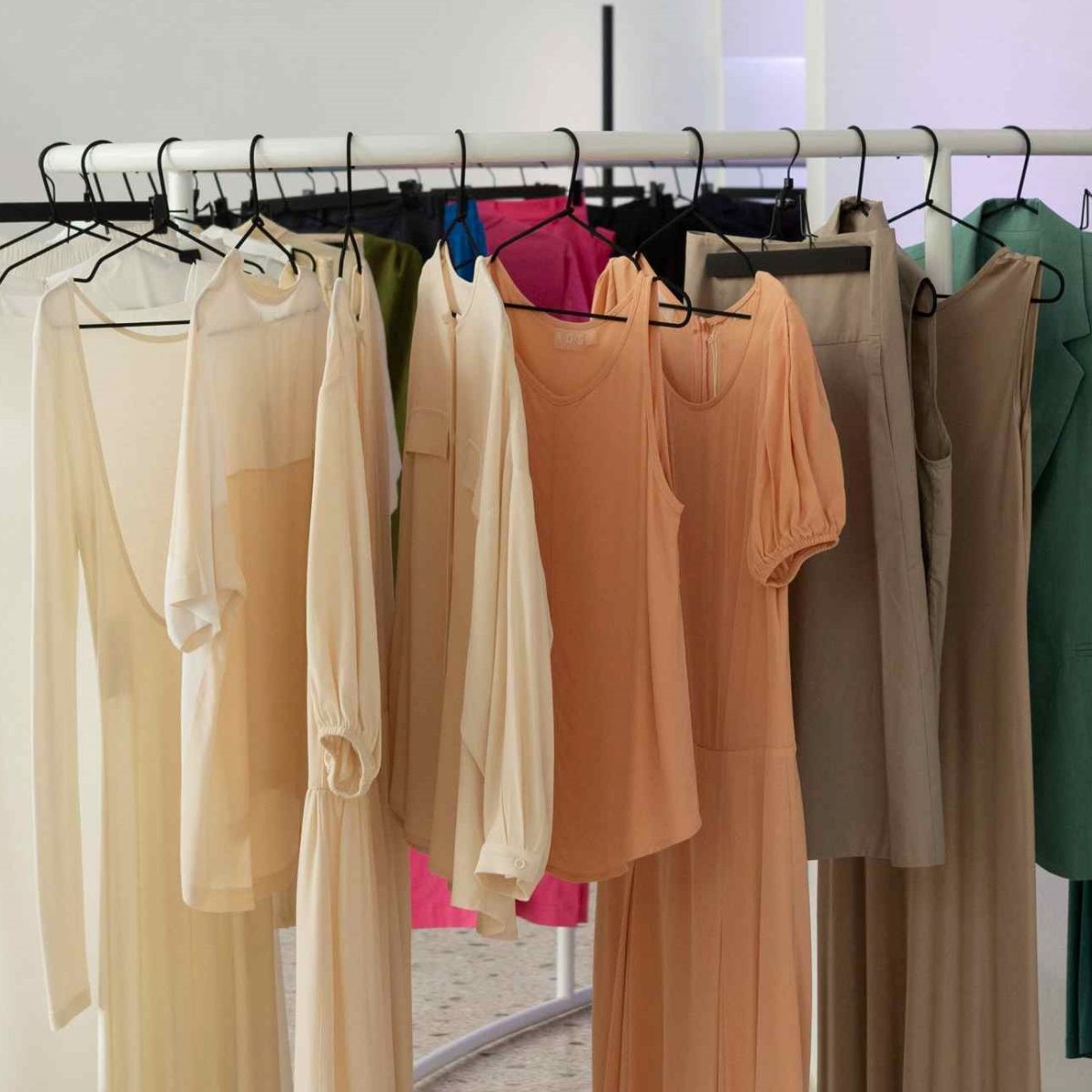 Το quiet living βρίσκεται στον πυρήνα αυτού του ελληνικού brand με ρούχα που εξυμνούν την απλότητα!