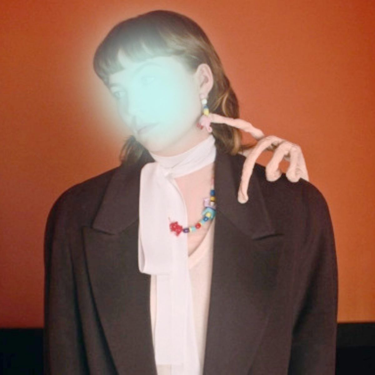 Η κόρη της Μπιορκ κάνει ντεμπούτο ως μοντέλο σε διάσημη καμπάνια – Θυμίζει την τραγουδίστρια