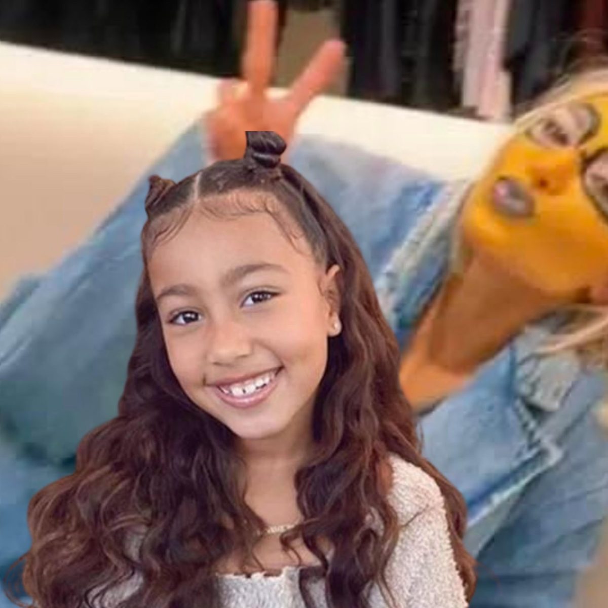 H κόρη της Κιμ Καρντάσιαν έβαψε τη μαμά της σαν Minion αλλά δεν αστειευόταν!