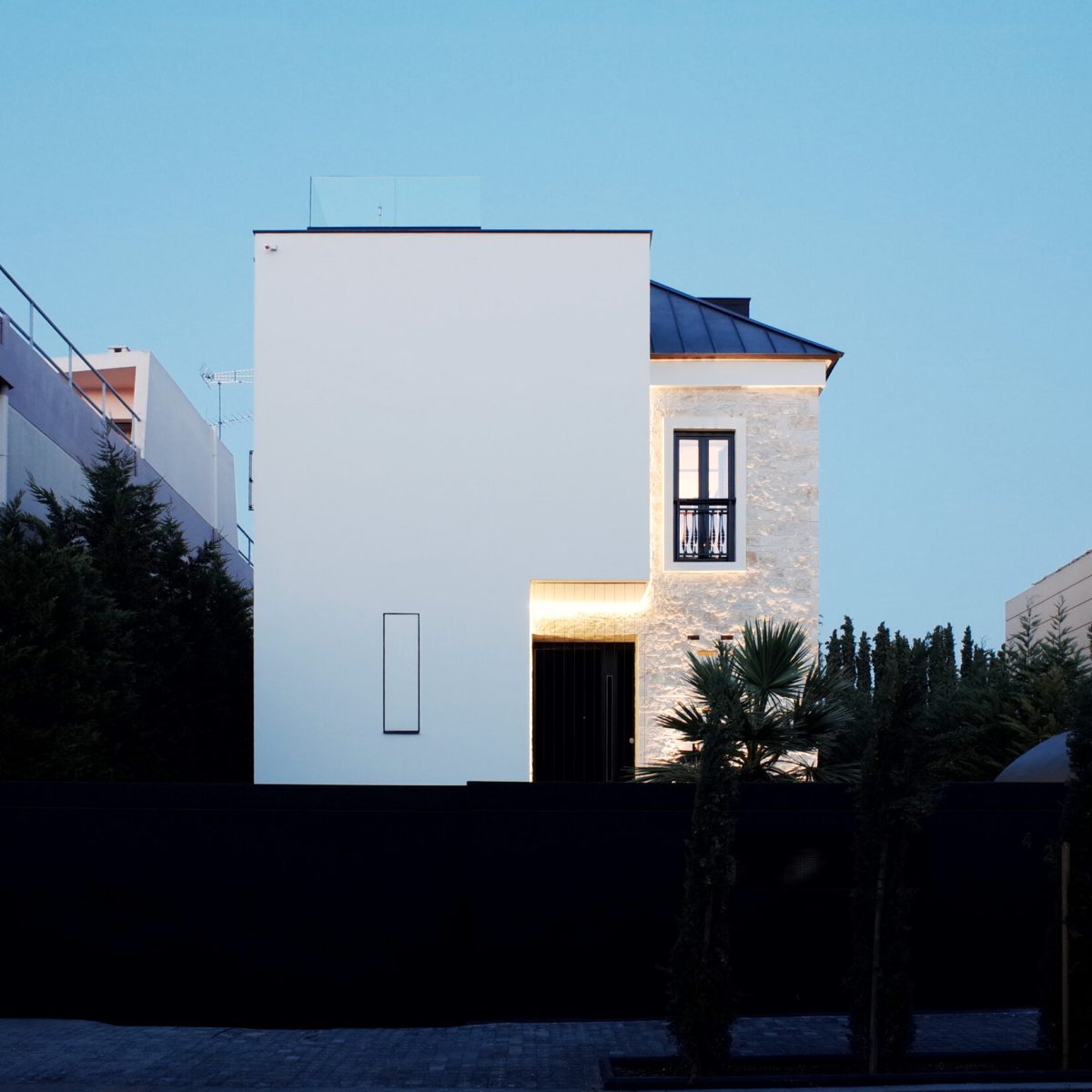 Κηφισιά: Αυτό το σπίτι στο Κεφαλάρι έχει μία φουτουριστική στρογγυλή είσοδο!