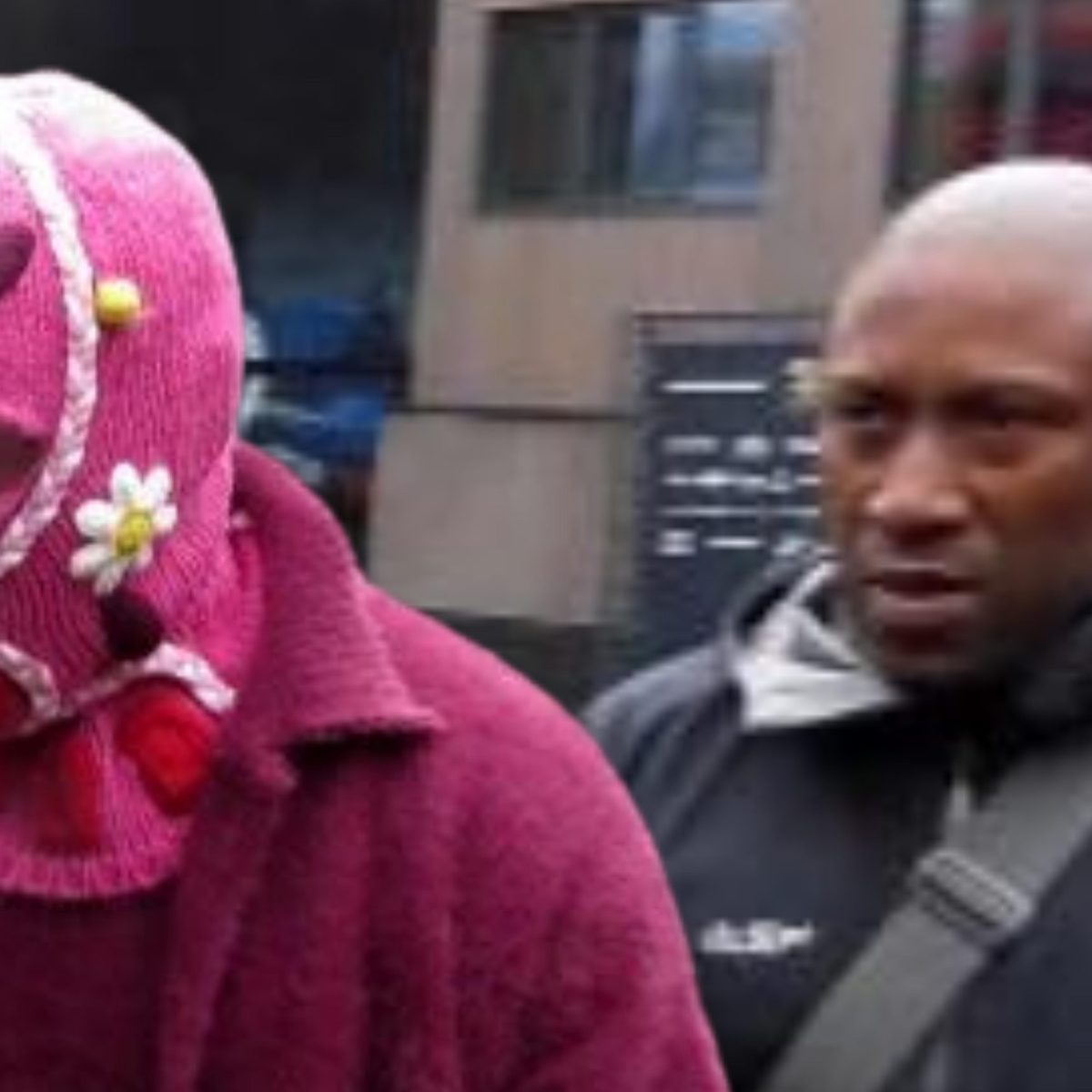 Λίουις Χάμιλτον: O σταρ της Φόρμουλα 1 βγήκε με ροζ full face και οι φαν “έβγαλαν” σεξισμό