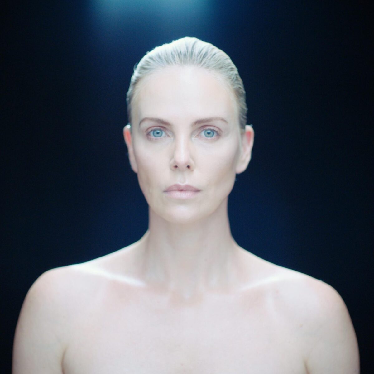 O Ρομέν Γαβράς “φέρνει” την Σαρλίζ Θερόν για πρώτη φορά στην Αθήνα μέσα από το νέο του πρότζεκτ!