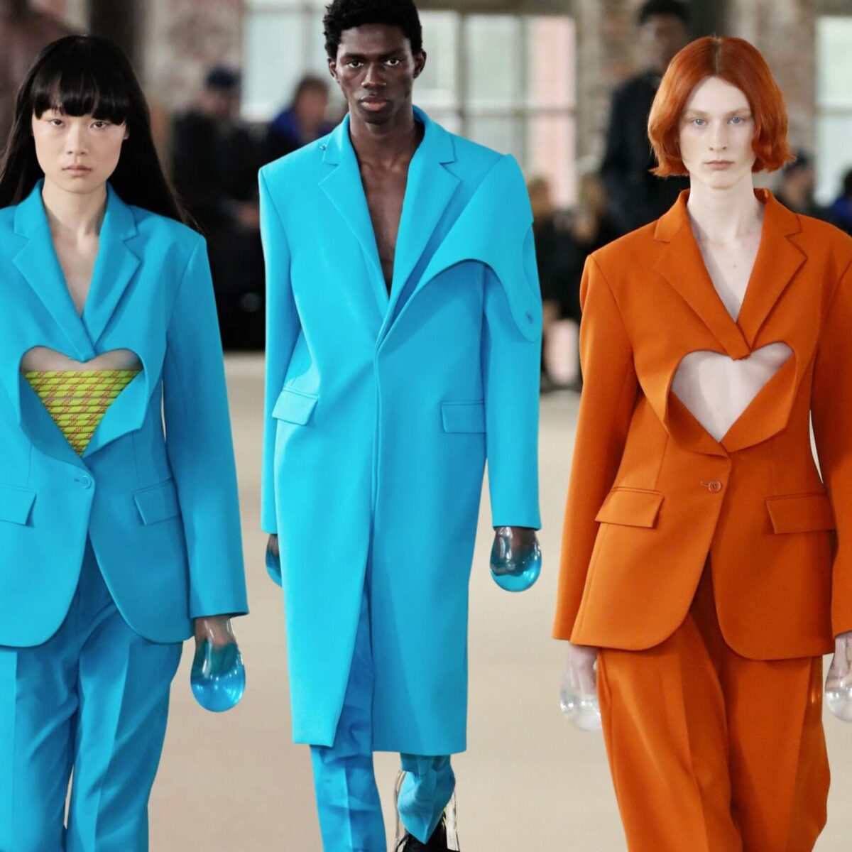 Διάσημος οίκος μόδας μετέτρεψε προφυλακτικ@ σε γάντια αφού πρώτα τα γέμισε με νερό!