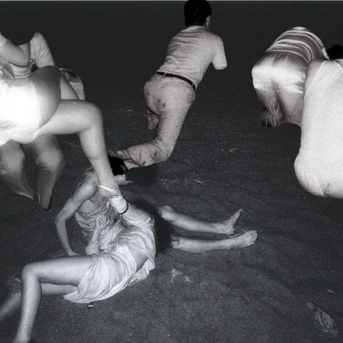 Ένας φωτογράφος καταγράφει περιστασιακές ερωτικές επαφές στο δρόμο “παίρνοντας μάτι” με καλλιτεχνικό τρόπο