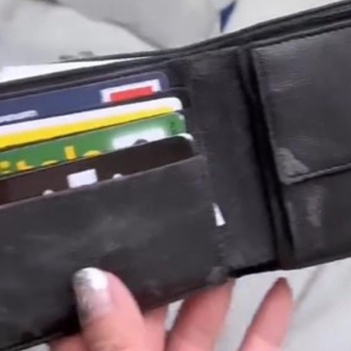 Η Balenciaga στέλνει χαμένα πορτοφόλια γεμάτα πιστωτικές ως πρόσκληση στην πασαρέλα της που πλησιάζει!