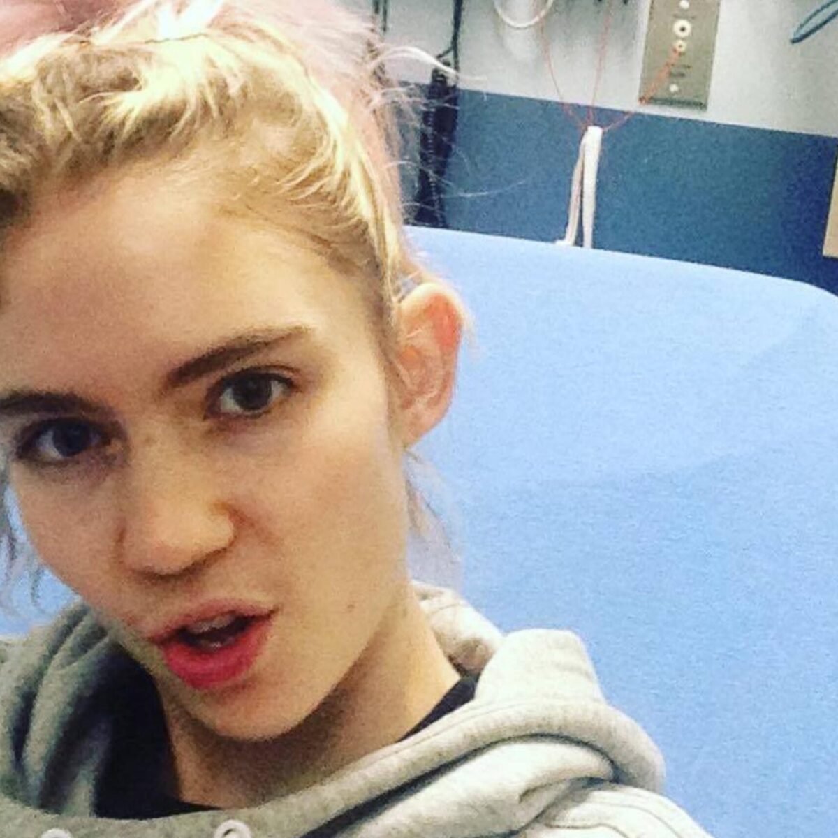 Η Grimes δεν “έκοψε” με νυστέρι τα αυτιά της σε σχήμα ξωτικού αλλά έβαλε ενθέματα στο σημείο που τα χρειαζόταν