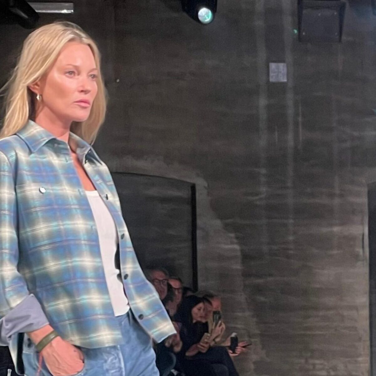 Η Κέιτ Μος απέδειξε πως είναι super model ακόμη κι όταν φοράει “διεστραμμένα μπανάλ” ρούχα!