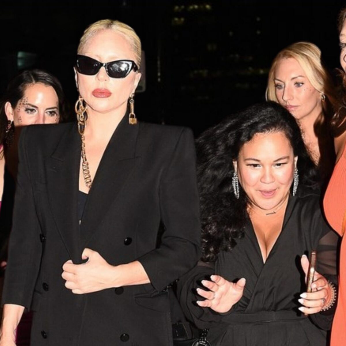 Η Lady Gaga βγήκε για βόλτα με τις φίλες της και κατάφερε να τις “εκμηδενίσει” με τον δικό της τρόπο!