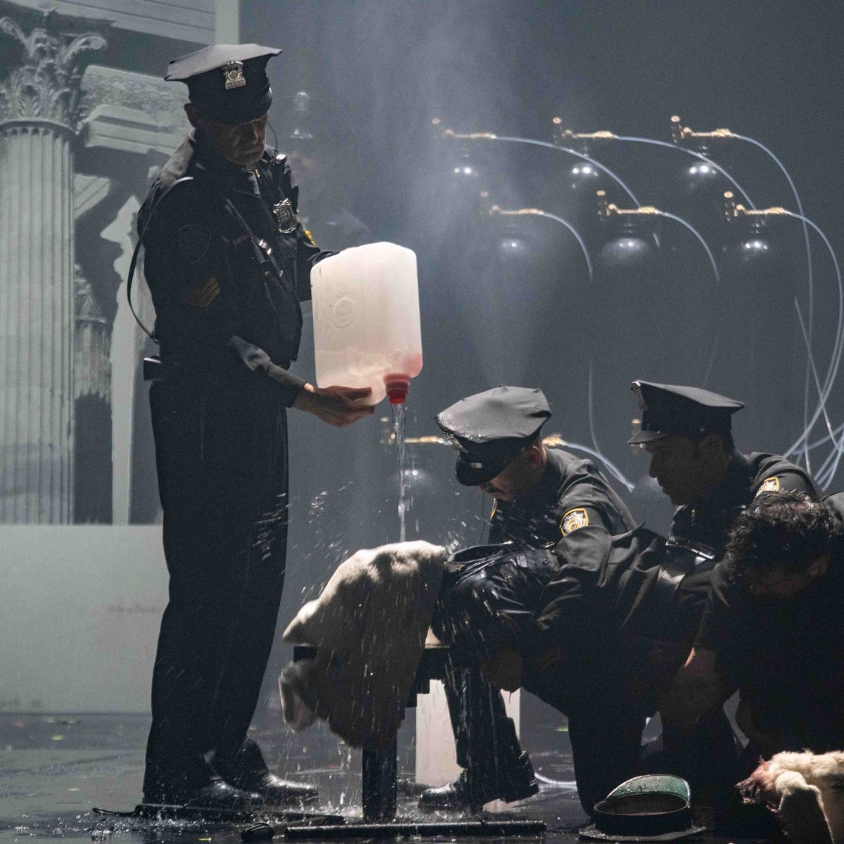 Η πολυαναμενόμενη παράσταση του Ρομέο Καστελούτσι στη Στέγη μιλά για τα όρια της βίας