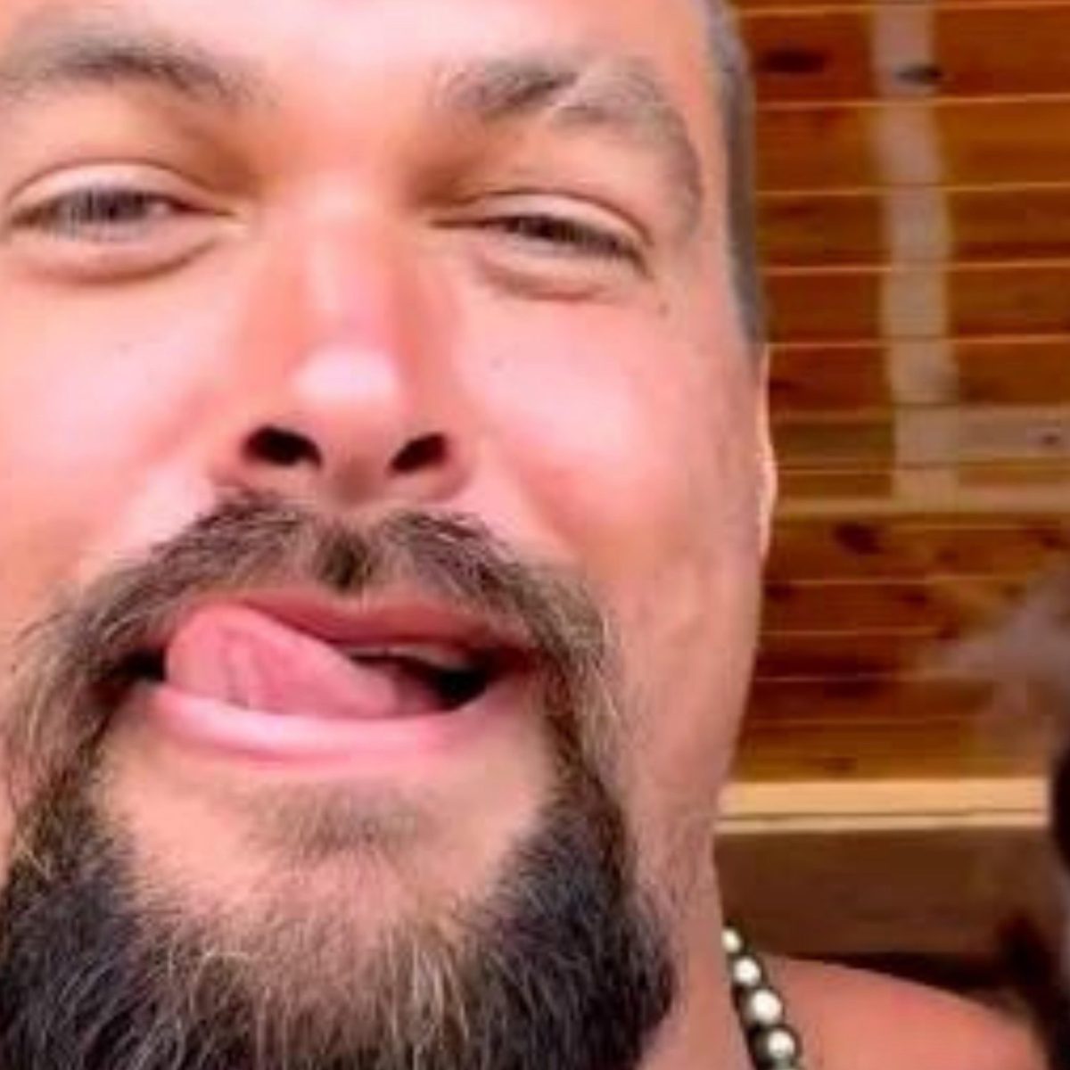 Ο Τζέισον Μομόα ξύρισε τα πλούσια μαλλιά του για έναν λόγο που συγκίνησε τους φαν