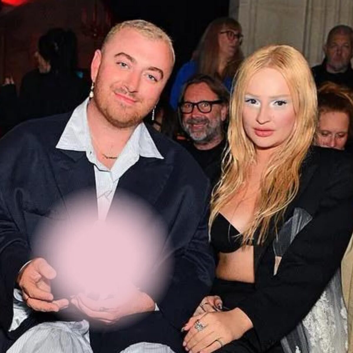 O Σαμ Σμιθ εμφανίστηκε σε πασαρέλα με ανατρεπτικό τσαντάκι σε σχήμα πουλιού!