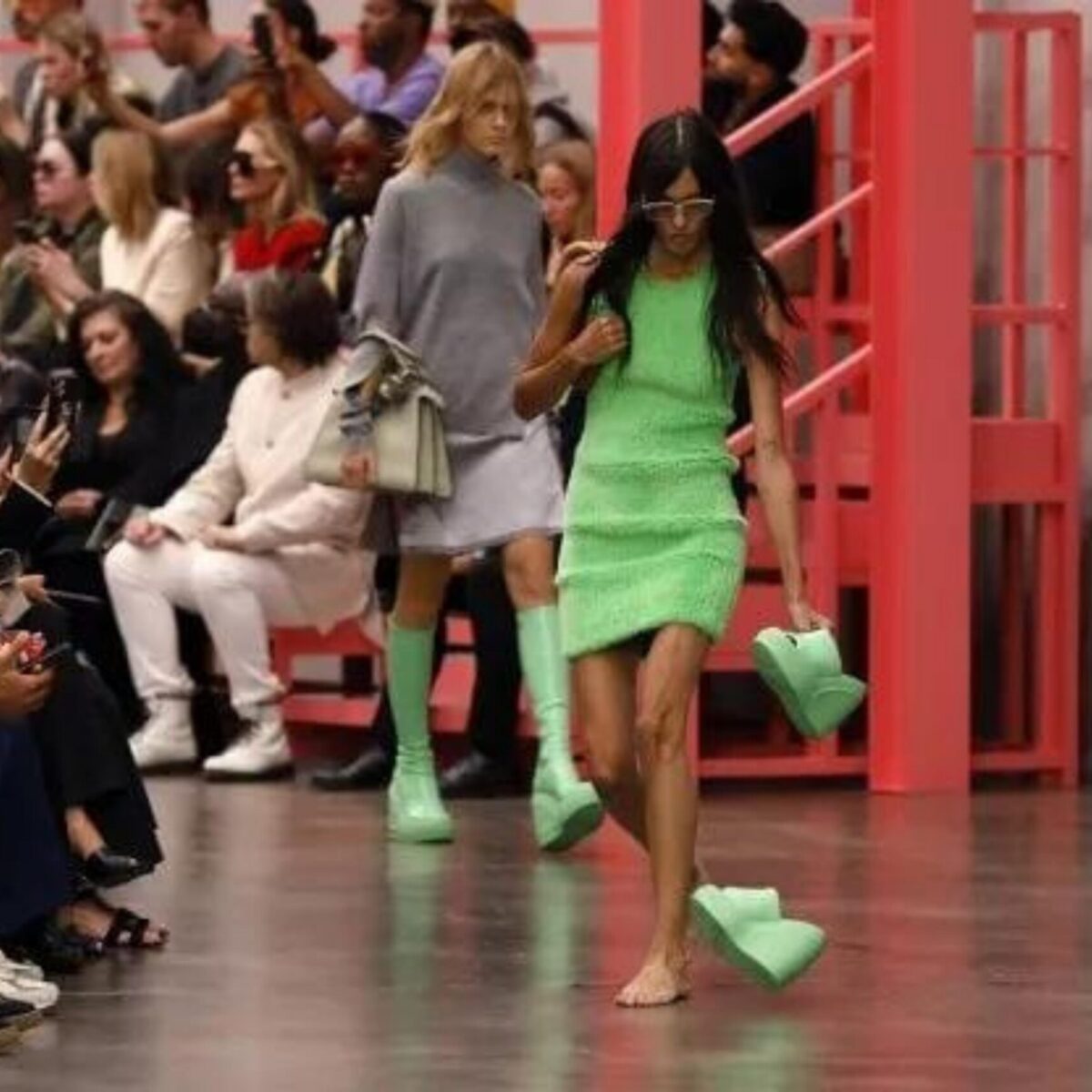 Πάγωσαν οι καλεσμένοι σε πασαρέλα στο Μιλάνο όταν μοντέλο σταμάτησε ξαφνικά το βάδισμα της για να βγάλει τις πλατφόρμες της!