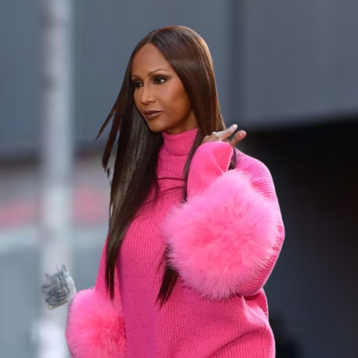 Η Ιμάν κατάφερε να συνδυάσει το μωβ με το ροζ σαν γνήσιο super model καθώς πήγαινε σε πρωϊνή εκπομπή!