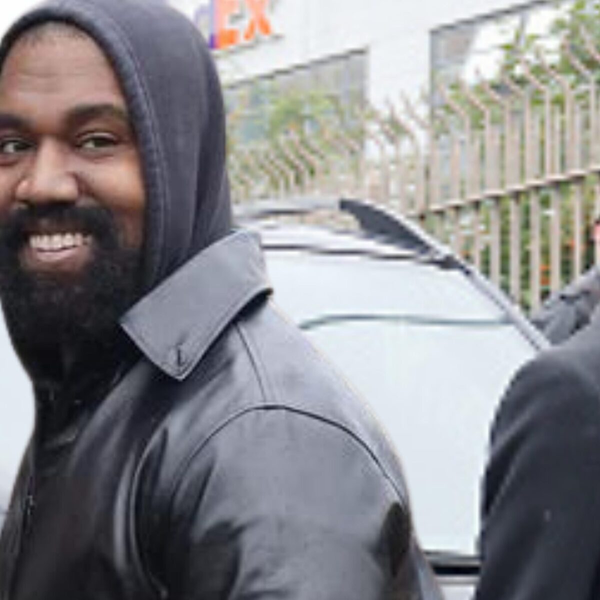 Ο Κάνιε Γουέστ έβαλε σαγιονάρα με κάλτσα σε πασαρέλα και η Άννα Γουίντουρ αποχώρησε αμέσως μετά το πέρας της επίδειξης