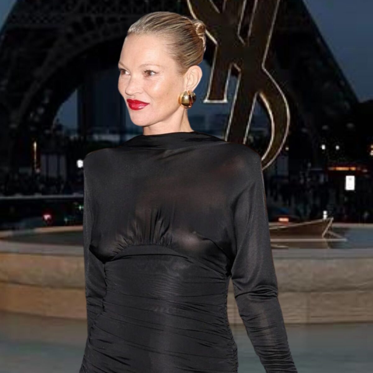 Η Κέιτ Μος απέσπασε την προσοχή σε πασαρέλα αφού έσερνε στο πάτωμα το γούνινο παλτό της!