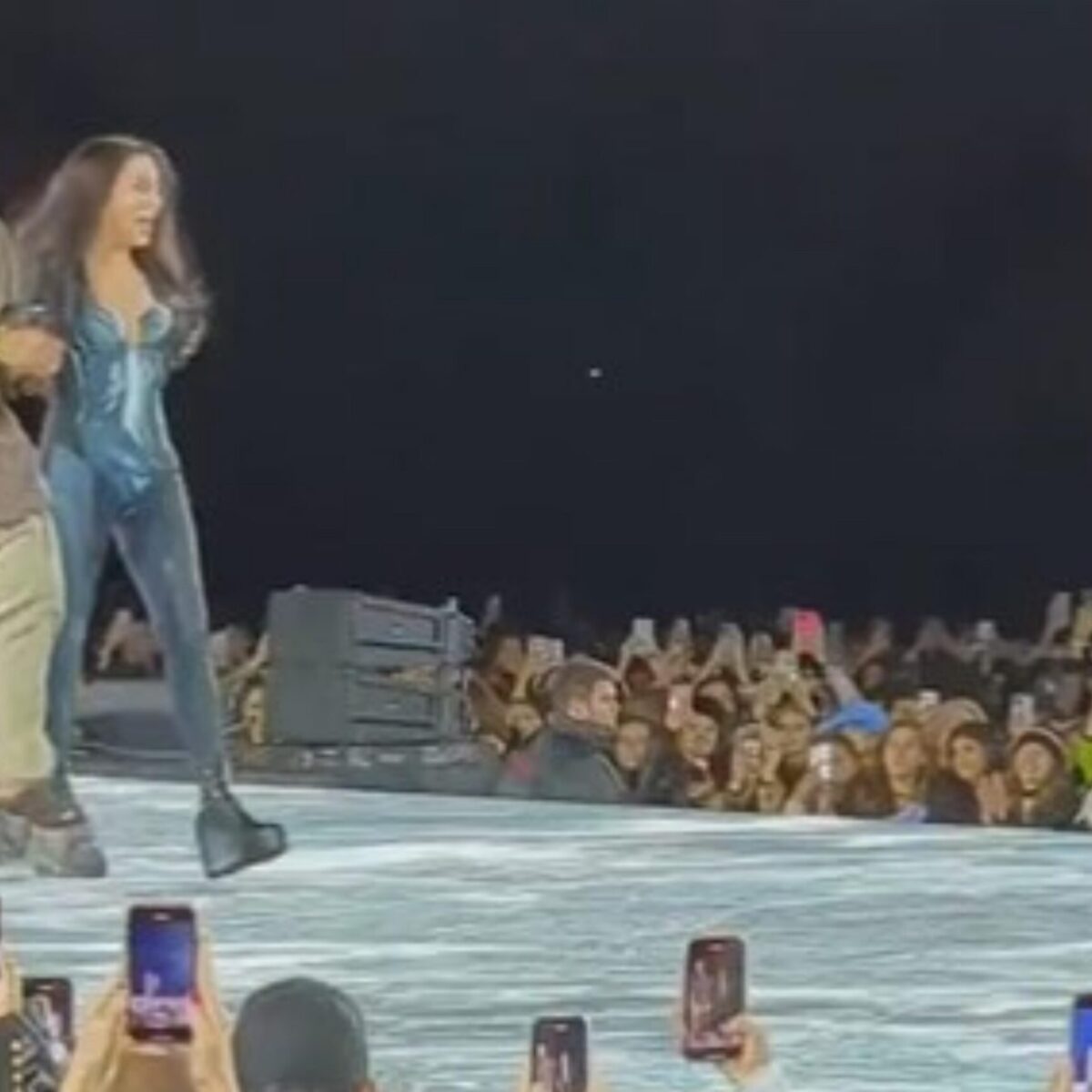 Η 76χρονη Σερ εμφανίστηκε ξαφνικά σε πασαρέλα και τα πλήθη την αποθέωσαν για το δυναμικό της περπάτημα