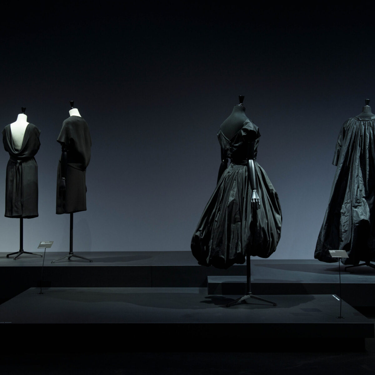 Αυτή η έκθεση αποκαλύπτει τον λόγο που το μαύρο χρώμα κυριαρχεί στις κολεξιόν Balenciaga