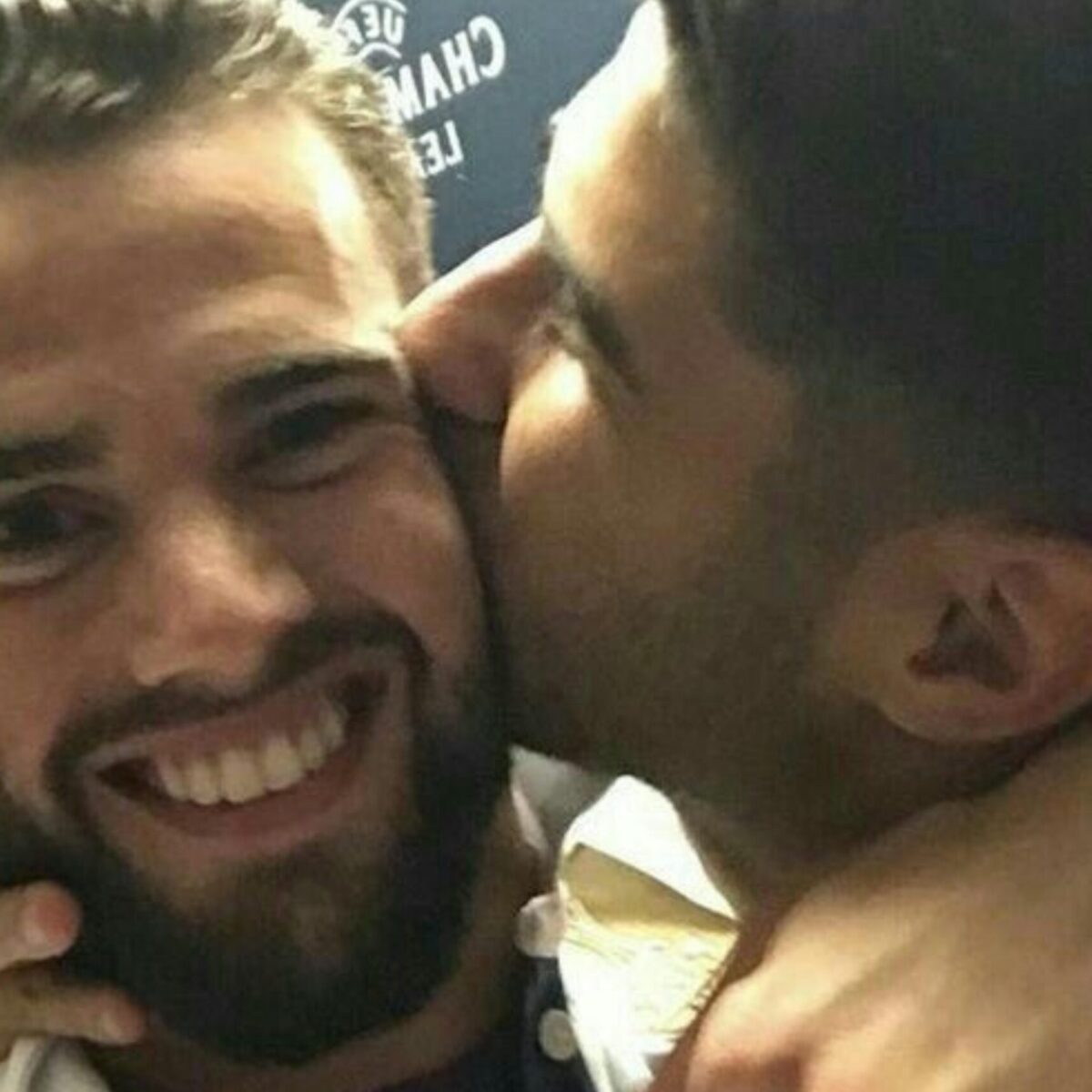 Έχεις ακούσει για τη νέα τάση στο dating όπου δύο στρέιτ άντρες βγαίνουν ραντεβού;