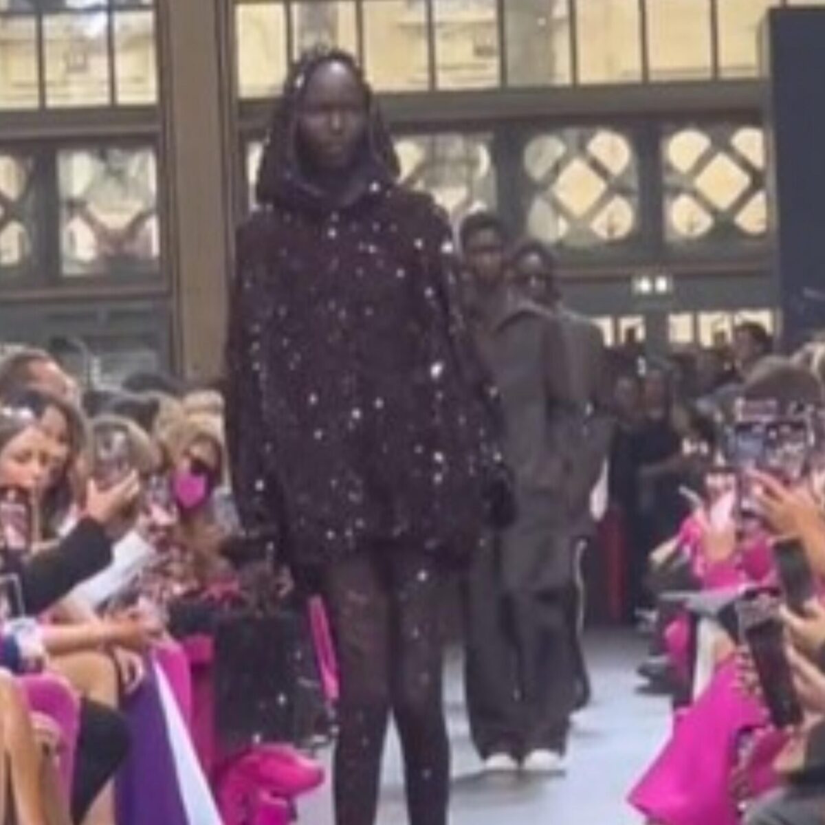 H πασαρέλα Valentino οδηγήθηκε στο χάος όταν μοντέλο περπάτησε με λάθος ψηλοτάκουνα – Ακολούθησαν ατυχήματα