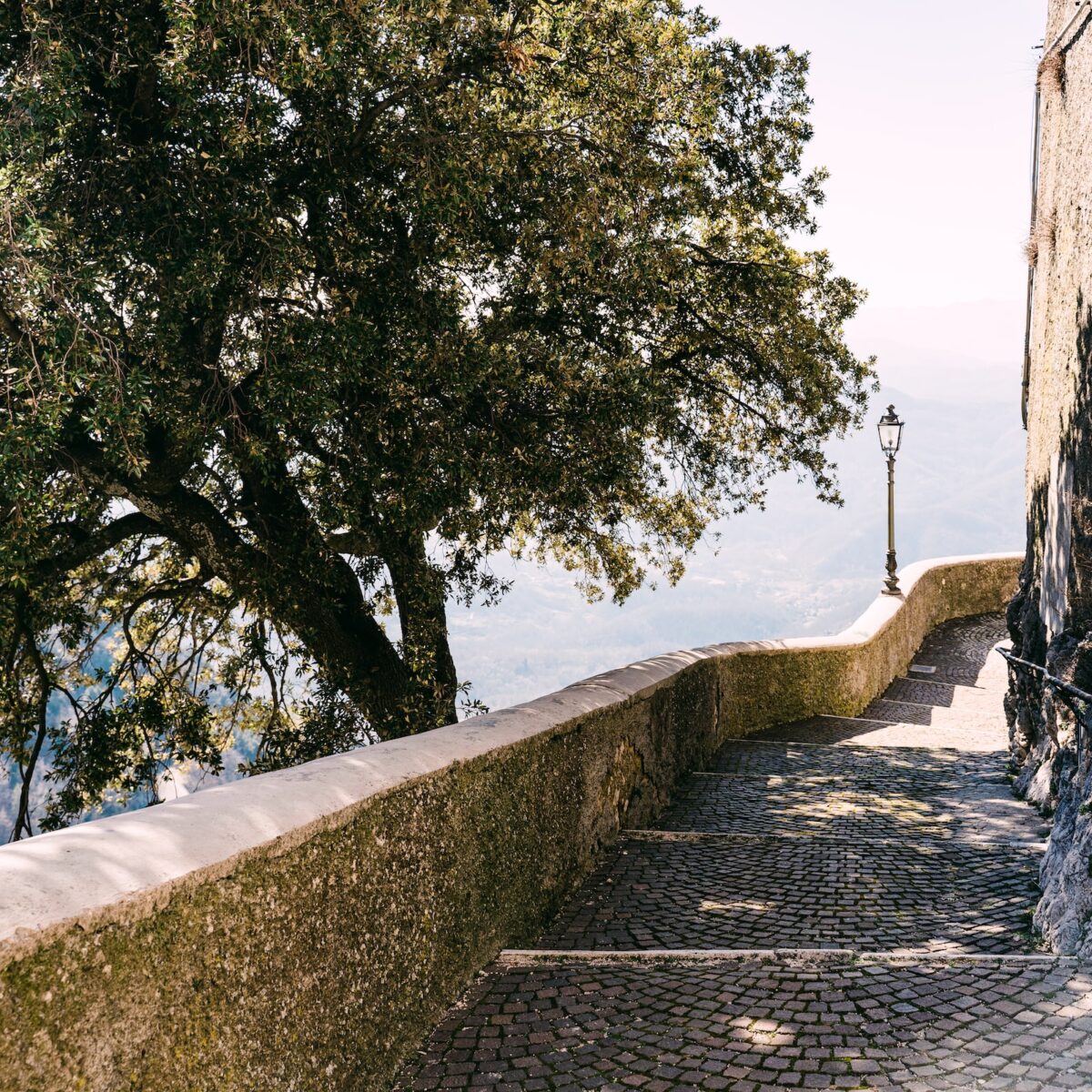 Το πιο ειδυλλιακό resort στον κόσμο κρύβει την αθέατη πλευρά της πολυτέλειας πίσω από ψηλούς τοίχους!