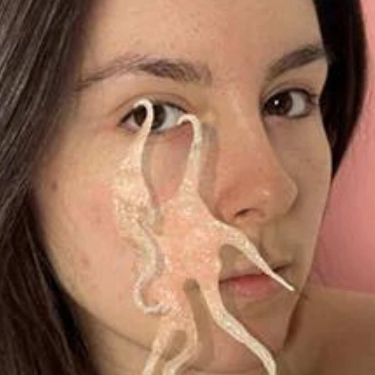 Γυναίκα δημιουργεί κοσμήματα από βακτήρια που παράγει το σώμα της και η τιμή τους φαντάζει απίστευτη