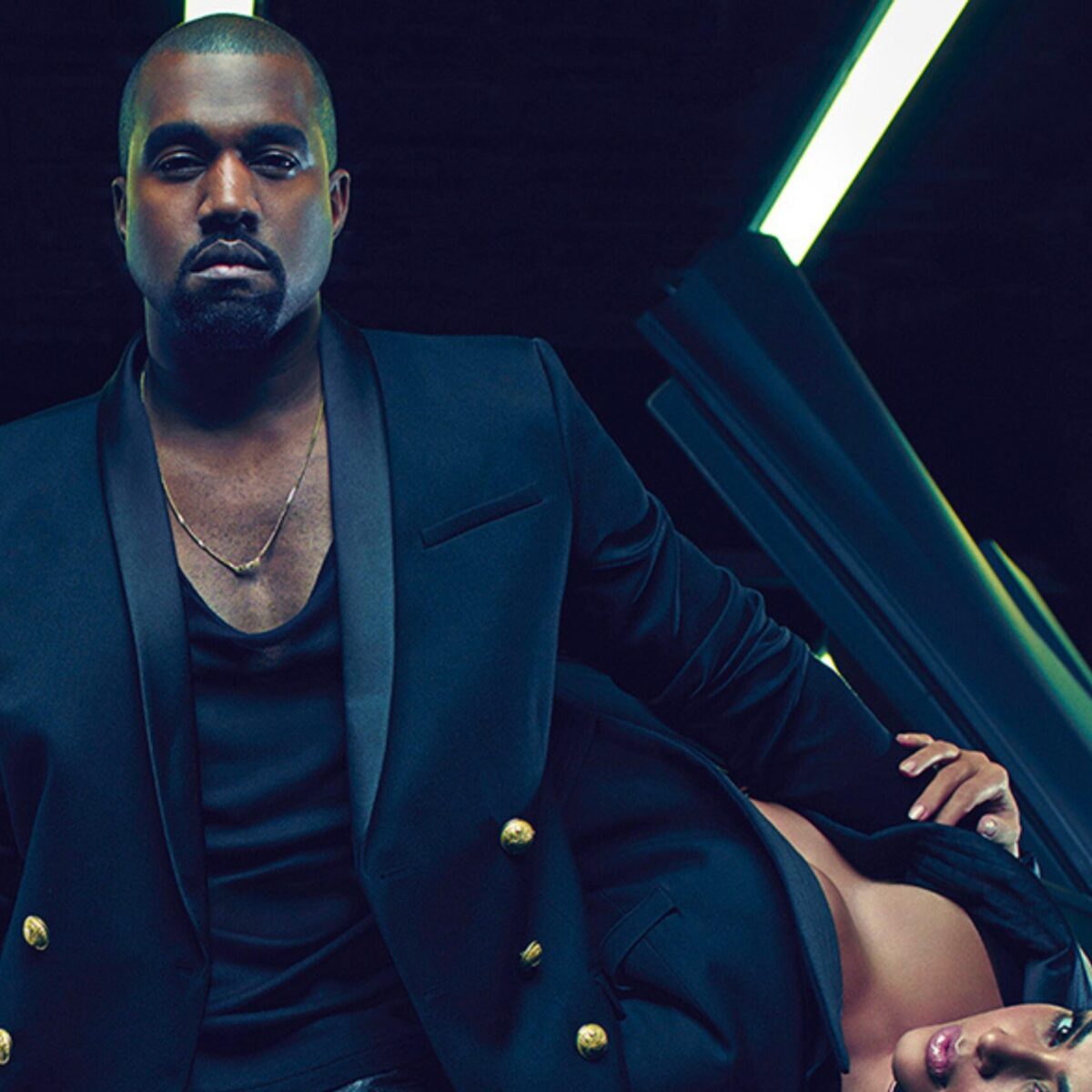 Η Dior έβγαλε εξώπλατα κοστούμια για άντρες με στόχο να καταργήσει την “αρρενωπότητα” από το στερεοτυπικό ανδρικό λουκ