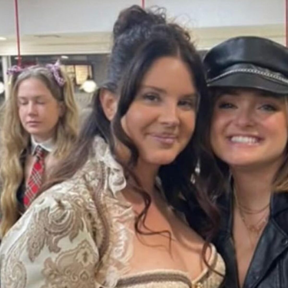 Η Λάνα Ντελ Ρέι φόρεσε πονηρό vintage ρούχο σε φαστφουντάδικο και εν συνεχεία κάλεσε όλους τους φίλους της σε λαμπερό πάρτι!