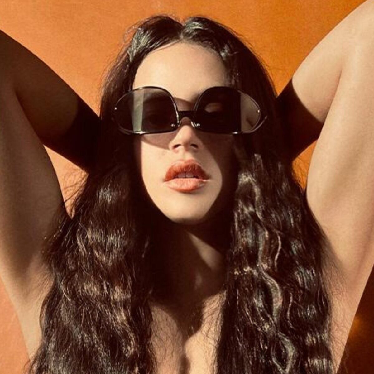 H Ροζαλία πόζαρε σε καμπάνια με μήκος μαλλιών που ξεπερνάει εκείνο της Ραπουνζέλ!