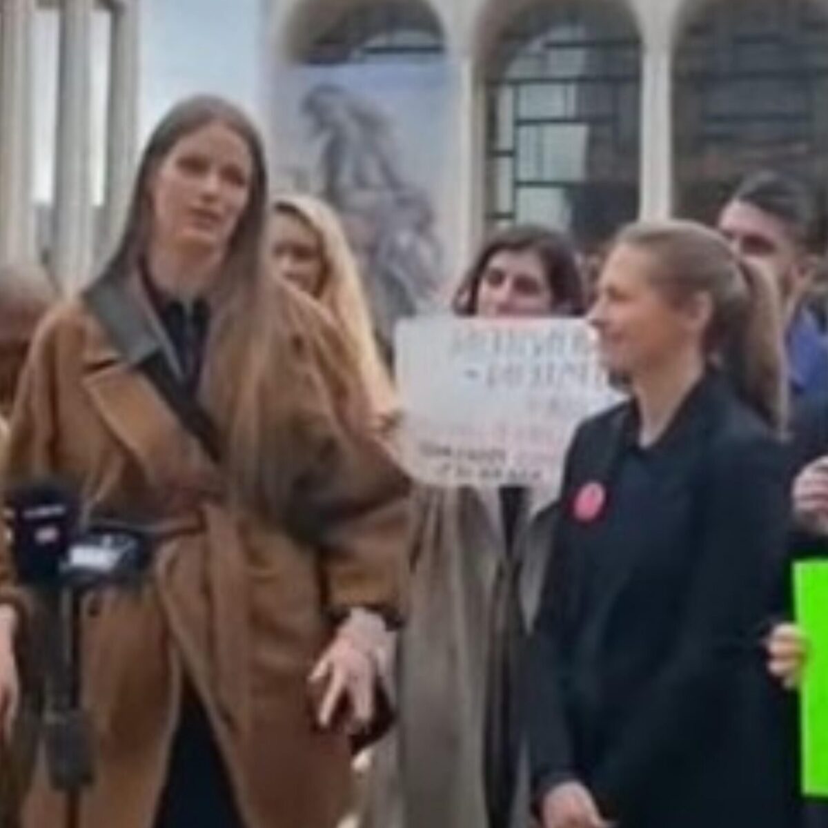 Moντέλα ντυμένα στην εντέλεια συνωστίστηκαν με πανό έξω από πρεμιέρα ξαφνιάζοντας τους περαστικούς – Ζητούν εργασιακά δικαιώματα