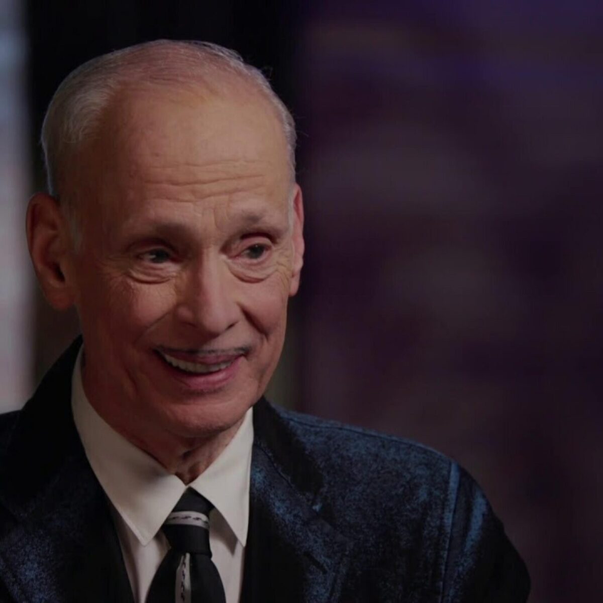 Ο σκηνοθέτης Τζον Γουότερς επιστρέφει με camp ταινία που περιέχει μέχρι και πλαστικές σκύλων