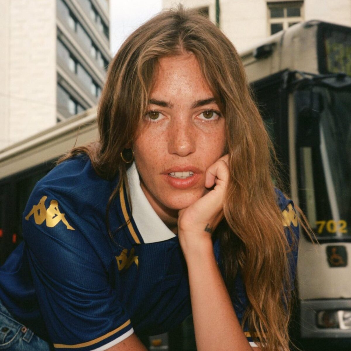 Στις ανανεωμένες στολές της ομάδας ποδοσφαίρου Καλλιθέας η μόδα εισχωρεί στο στερεοτυπικό ντύσιμο του ποδοσφαιριστή!