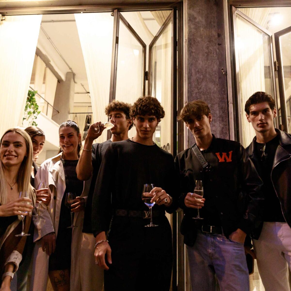 Οι Έλληνες διάσημοι μετέτρεψαν ένα απλό street party στην Αθήνα σε κανονική πασαρέλα!